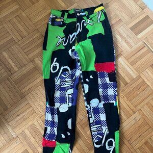 Versace jeans couture. 90s women’s jeans 27" Waist. 42" long. high rise 11"